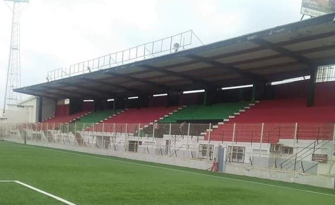 O est&aacute;dio de um dos maiores clubes da Arg&eacute;lia amanheceu pintado com as cores do principal rival