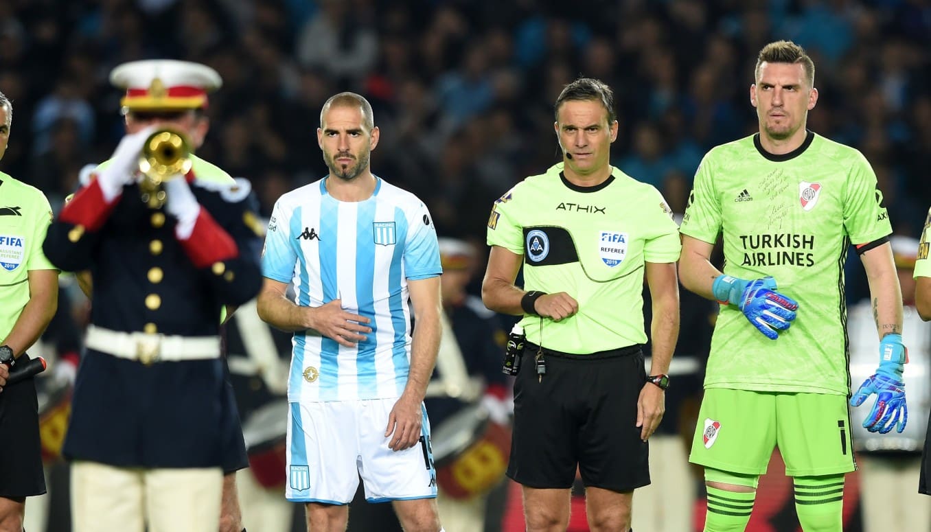 Para homenagear Tata Brown, os capit&atilde;es na Argentina repetiram seu eterno gesto durante o minuto de sil&ecirc;ncio