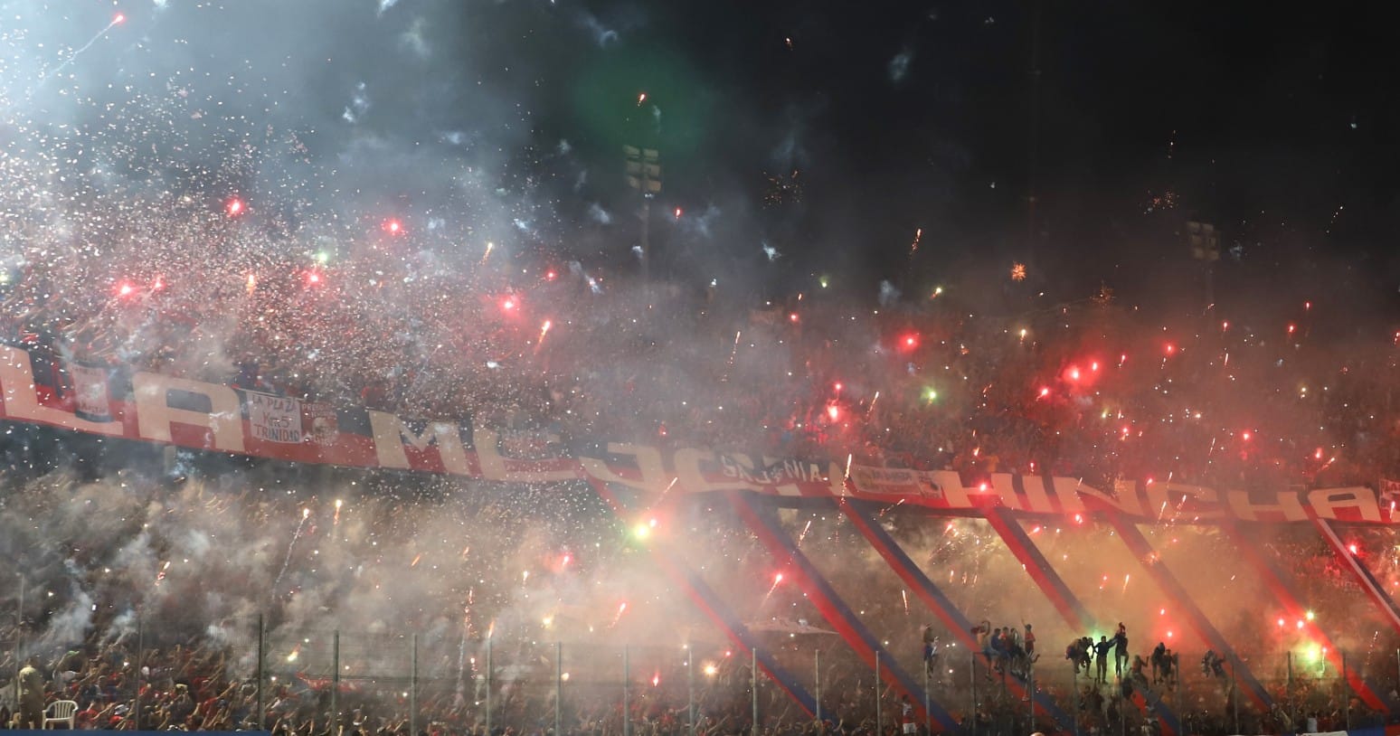 A torcida do Cerro Porte&ntilde;o deu uma aula sobre o que &eacute; cultura de est&aacute;dio na Libertadores