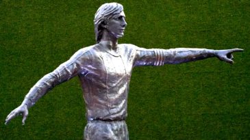 Barcelona eternizou o legado de Cruyff com uma estátua no Camp Nou