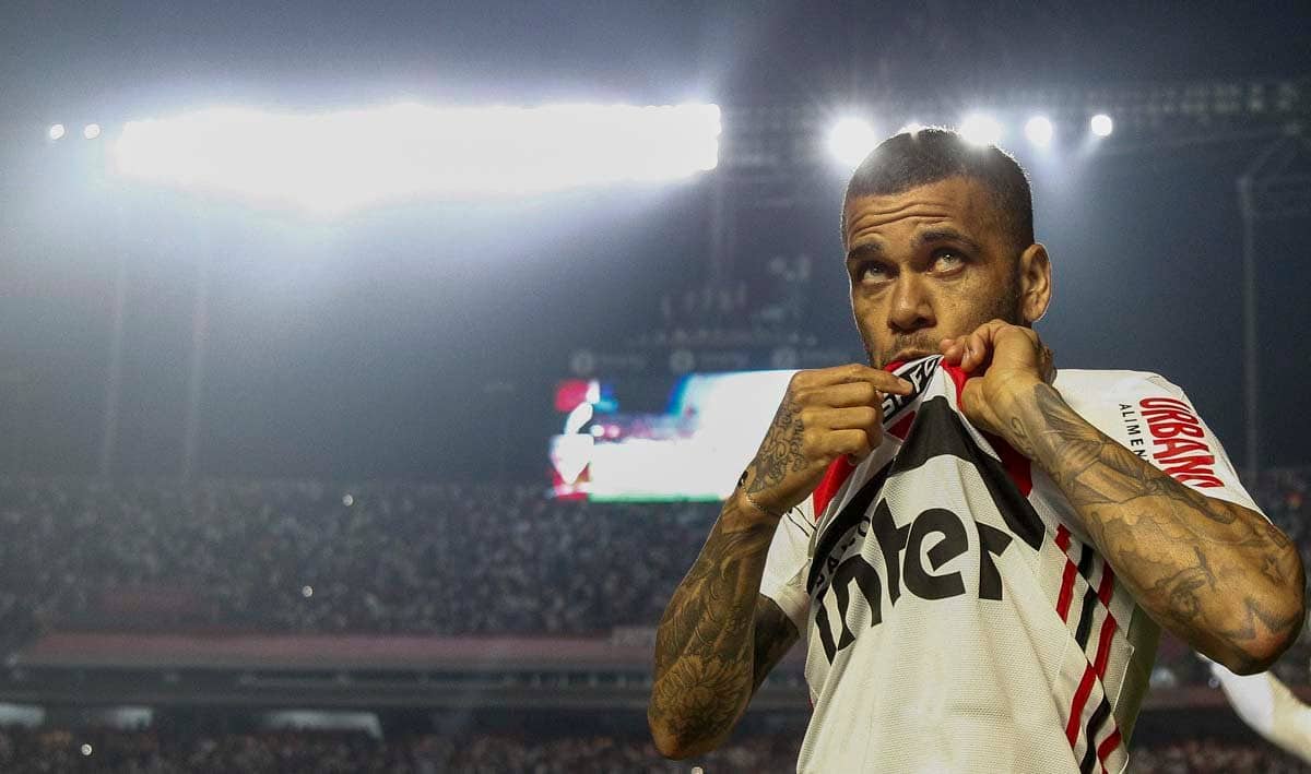 Mais do que uma apresenta&ccedil;&atilde;o, a chegada de Daniel Alves foi uma jura ao que se cr&ecirc; no Morumbi