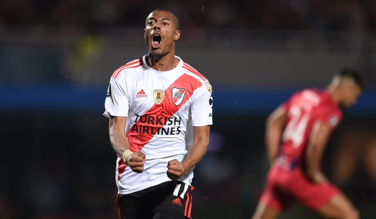 Da delegacia ao est&aacute;dio, De La Cruz aliviou o River ante um destemido Cerro e confirmou o Supercl&aacute;ssico na semifinal