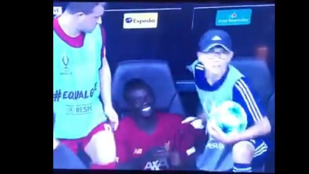 Man&eacute; fez o dia de um gandula com uma camisa de presente e um abra&ccedil;o