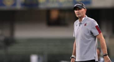 Em meio a um tratamento de leucemia, Mihajlovic emocionou ao dirigir o Bologna na estreia da Serie A