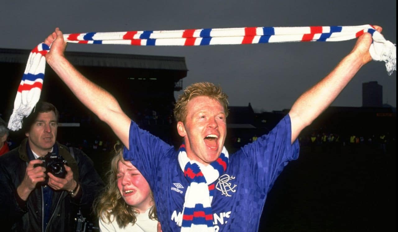 Sectarismo, trai&ccedil;&atilde;o, rivalidade: A hist&oacute;ria da transfer&ecirc;ncia que deixou Celtic e Rangers em chamas