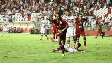 Náutico vence clássico, garante liderança do Grupo A e de quebra elimina Santa Cruz da Série C