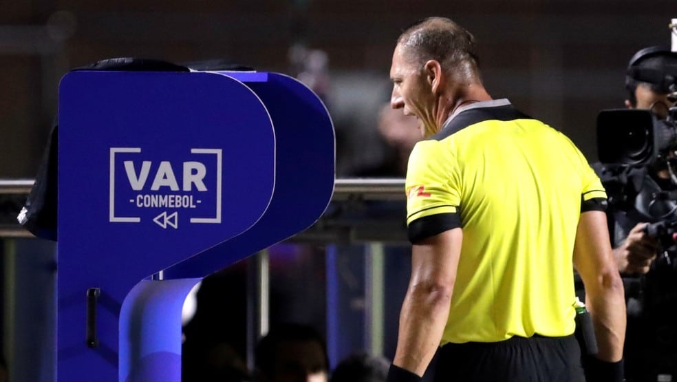 A partir de agora, a Conmebol divulgar&aacute; ao p&uacute;blico as conversas das revis&otilde;es no monitor do VAR
