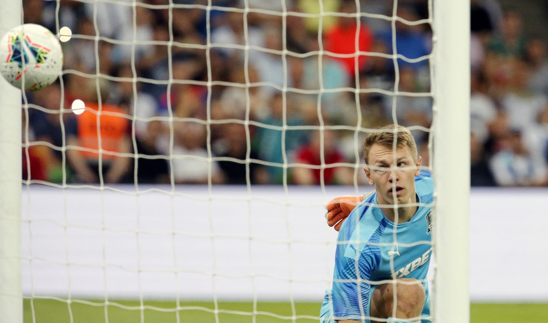 Um gola&ccedil;o de falta no finalzinho garantiu a &oacute;tima vit&oacute;ria do Porto pela Champions