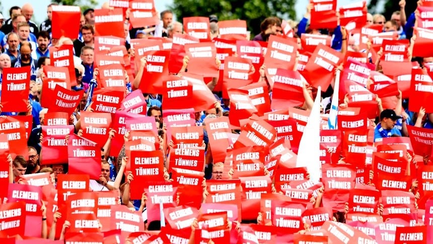 Contra declara&ccedil;&otilde;es de seu presidente, torcida do Schalke mostra cart&atilde;o vermelho ao racismo