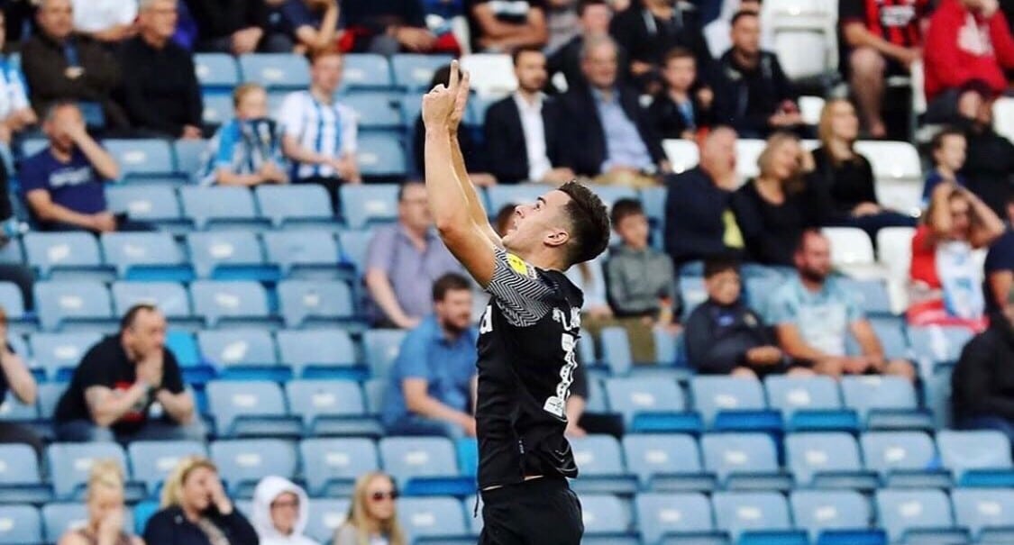 O Derby County deu uma aula sobre trabalhar com pouco espa&ccedil;o, anotando dois lindos gols