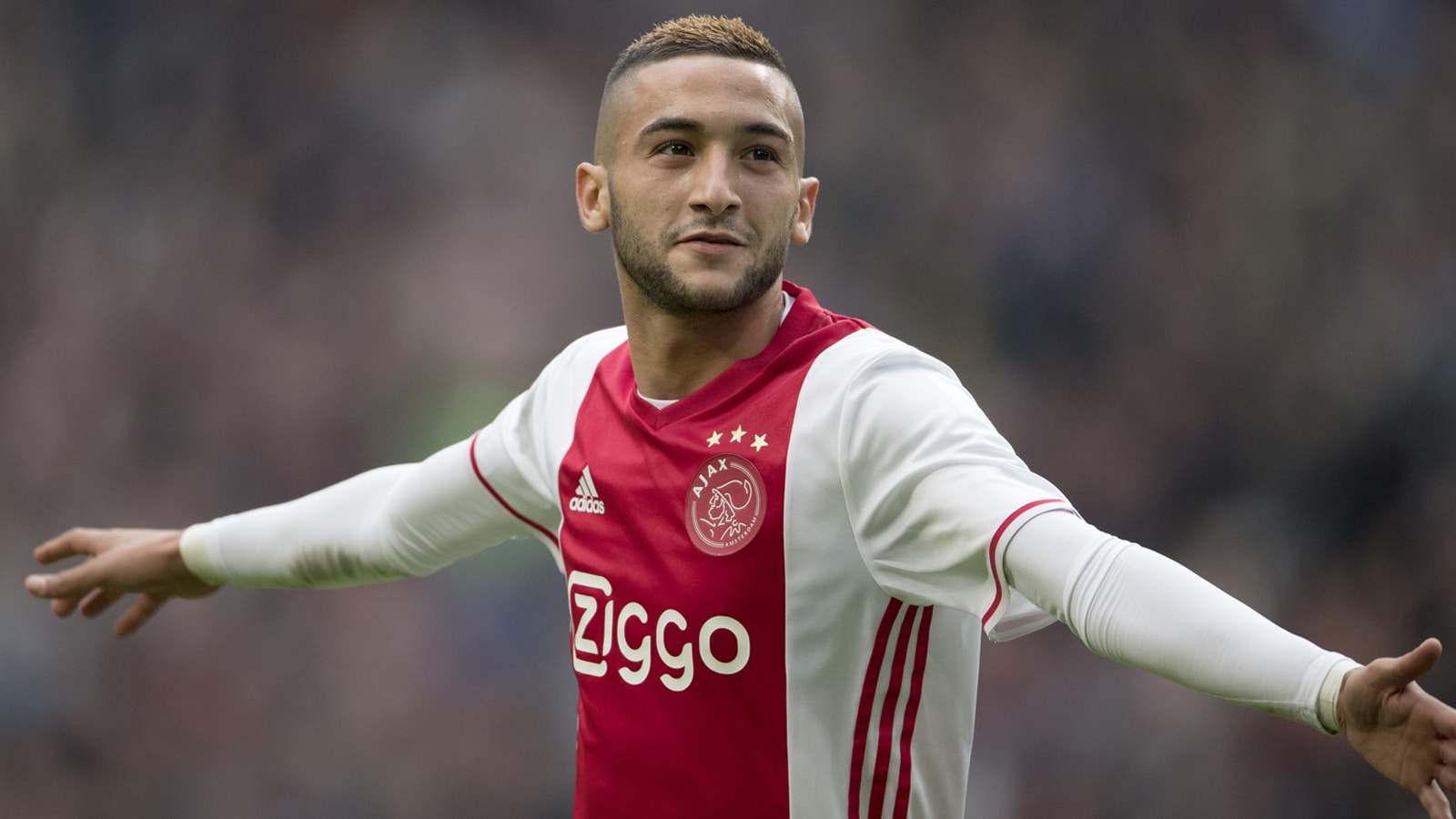 Sem esperar pelo Bayern, Ziyech renova com o Ajax: &ldquo;Aqui tenho a melhor experi&ecirc;ncia de futebol&rdquo;