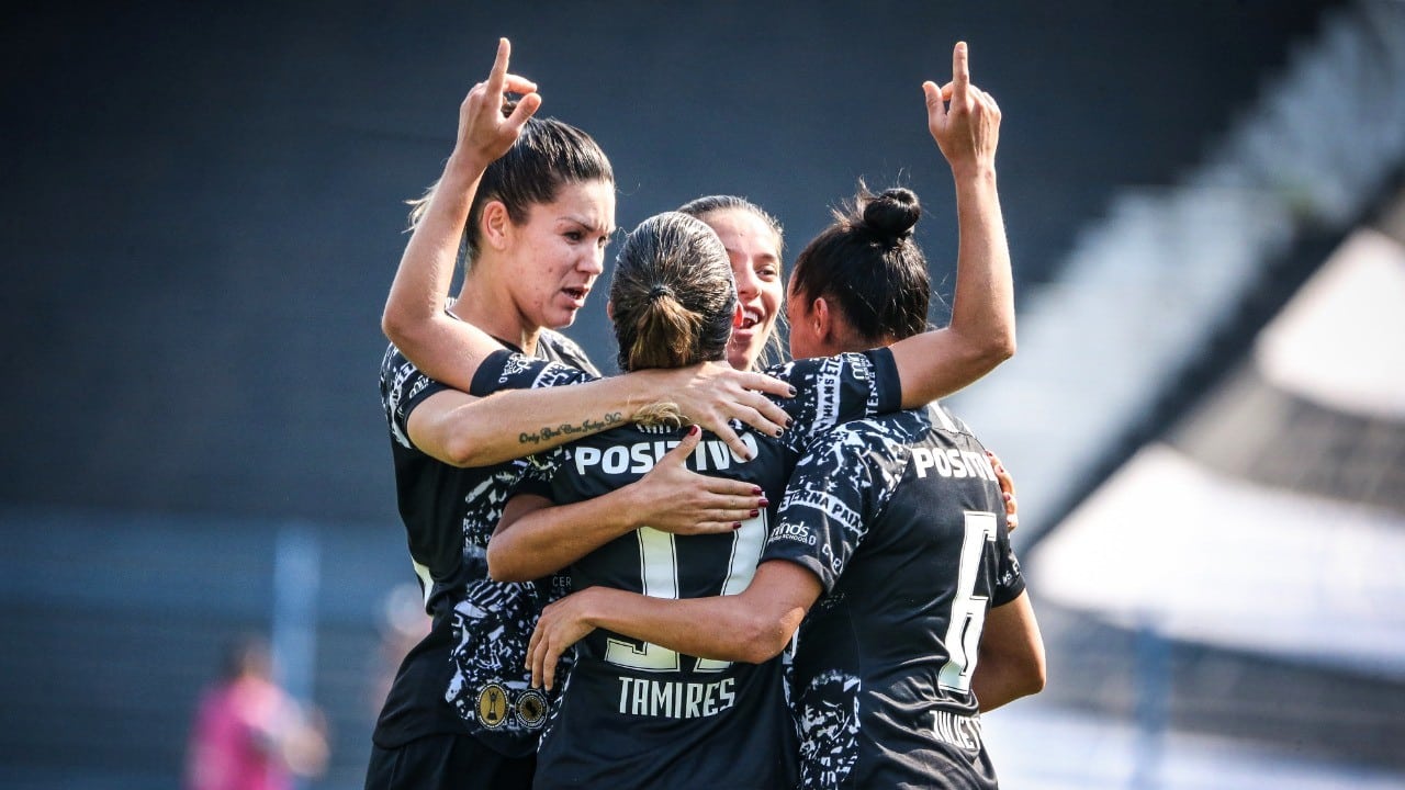 Quem segura? Corinthians vence Flamengo, chega &agrave; 33&ordf; vit&oacute;ria seguida e vai &agrave; final do Brasileiro