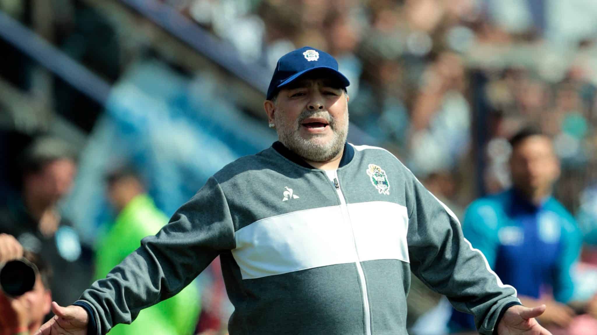 Maradona estreia no Gimnasia com derrota: &ldquo;Me d&oacute;i a alma, mas n&atilde;o termina aqui&rdquo;