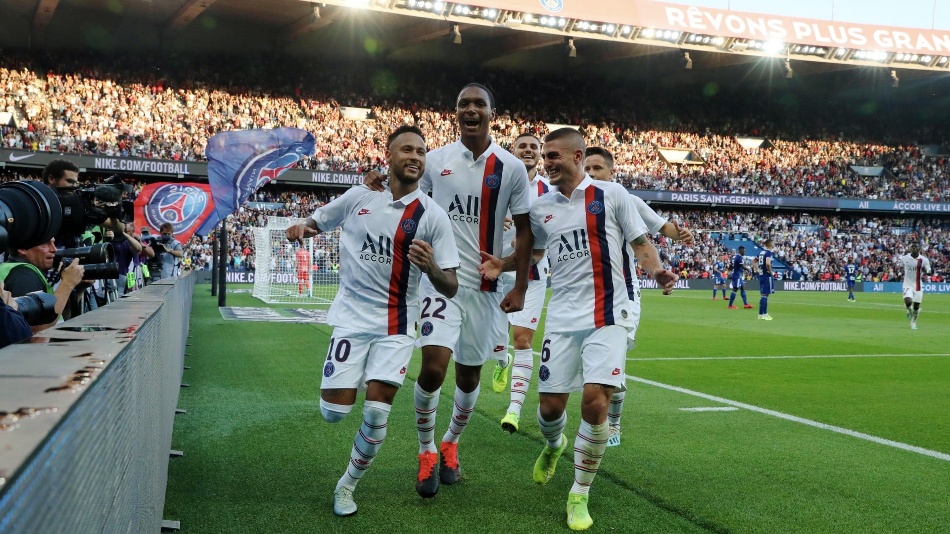 Volta de Neymar teve faixas com ofensas ao brasileiro, vaias e gola&ccedil;o que decidiu jogo para o PSG