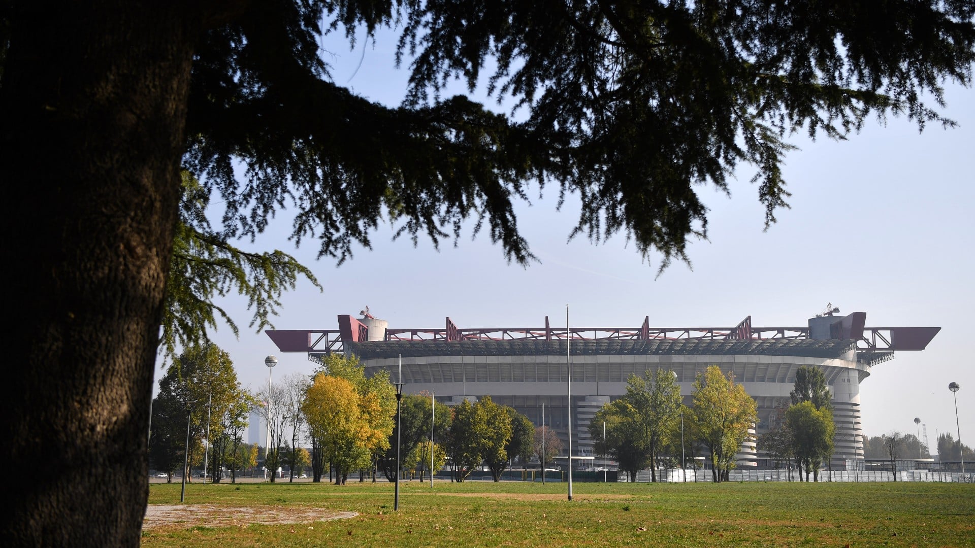Para tentar evitar novo estádio, prefeito de Milão oferece vender San Siro a Milan e Inter