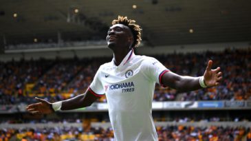 Suárez destaca Abraham na nova geração de atacantes: “Mesmo jovem, se move incrivelmente”