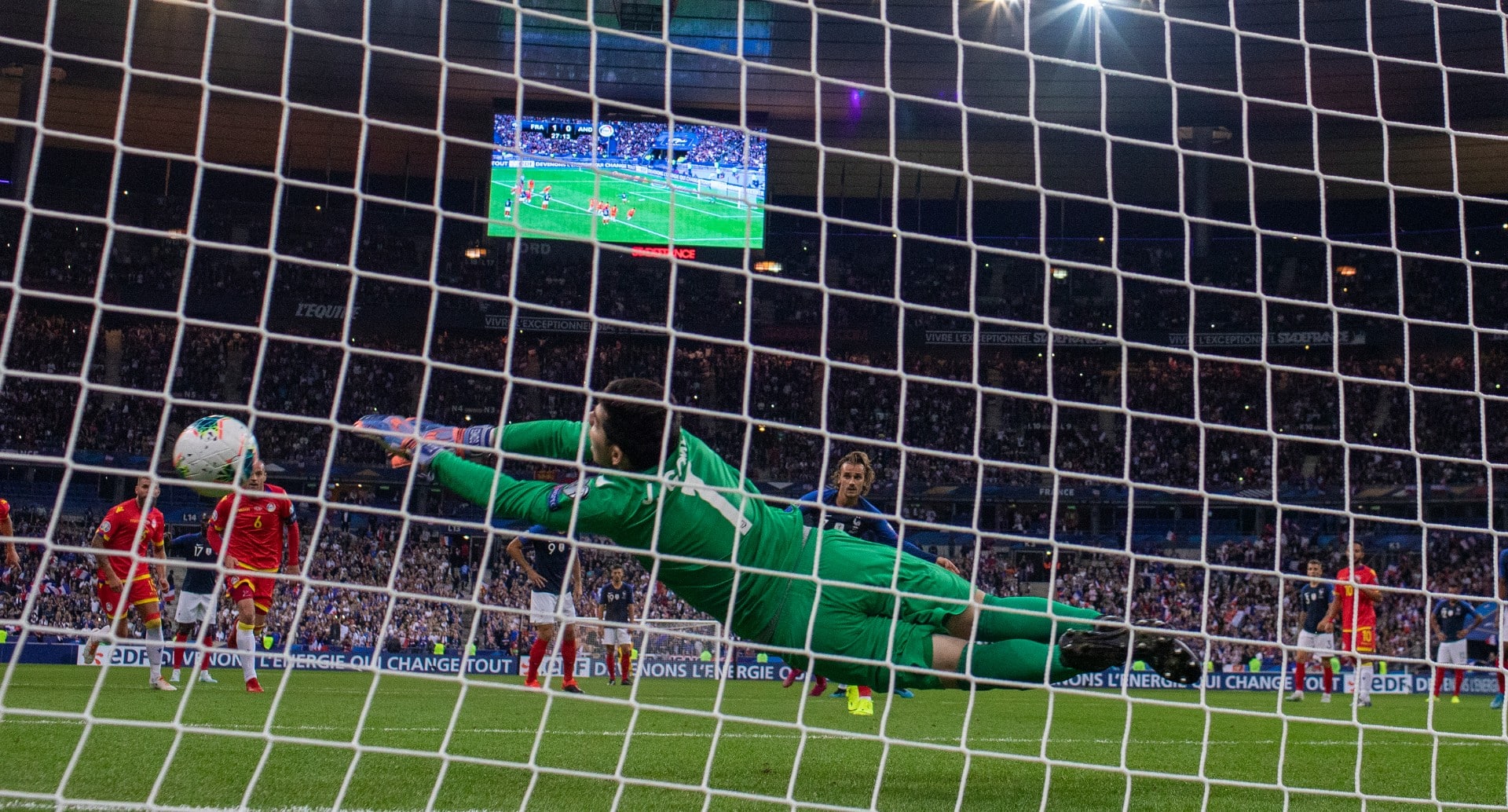 Numa vit&oacute;ria protocolar da Fran&ccedil;a, o goleiro de Andorra teve o gosto de pegar um p&ecirc;nalti de Griezmann