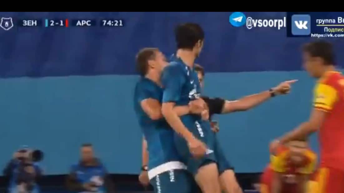 Azmoun enrolou para ser substitu&iacute;do, e Dzyuba decidiu lhe dar uma m&atilde;ozinha