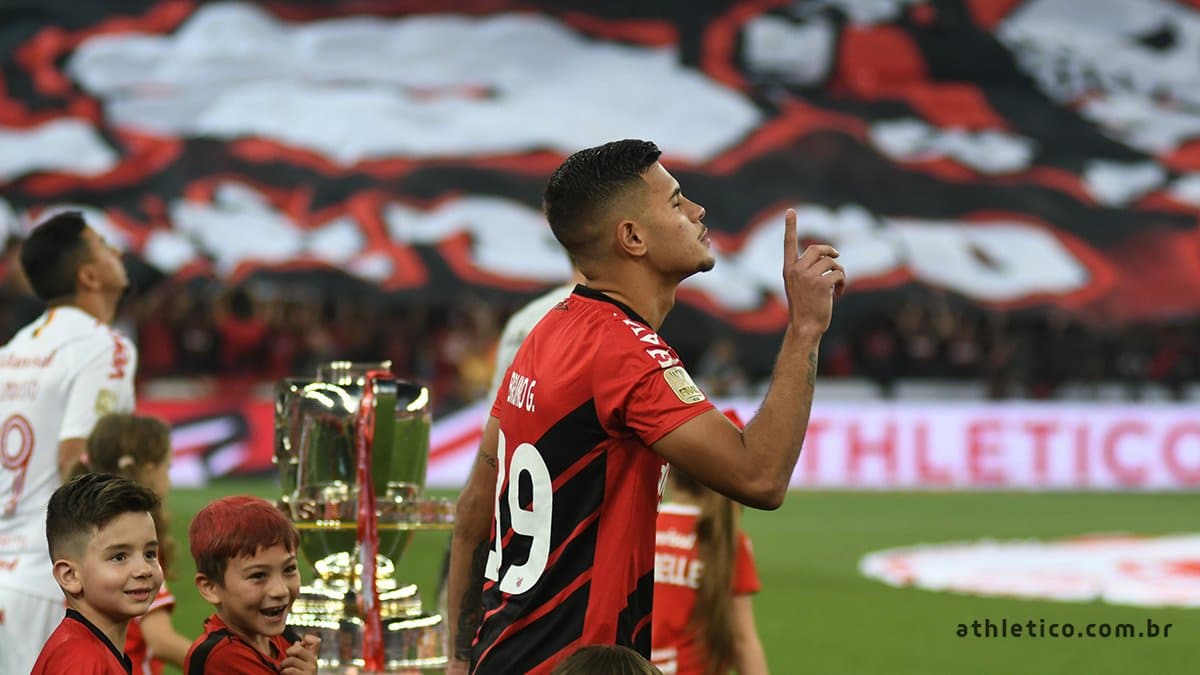 A atuação grande de Bruno Guimarães é o merecido carimbo à bola que este rapaz joga