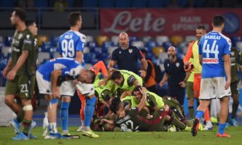 O Napoli muito martelou, mas permitiu que o Cagliari saísse com a vitória no San Paolo