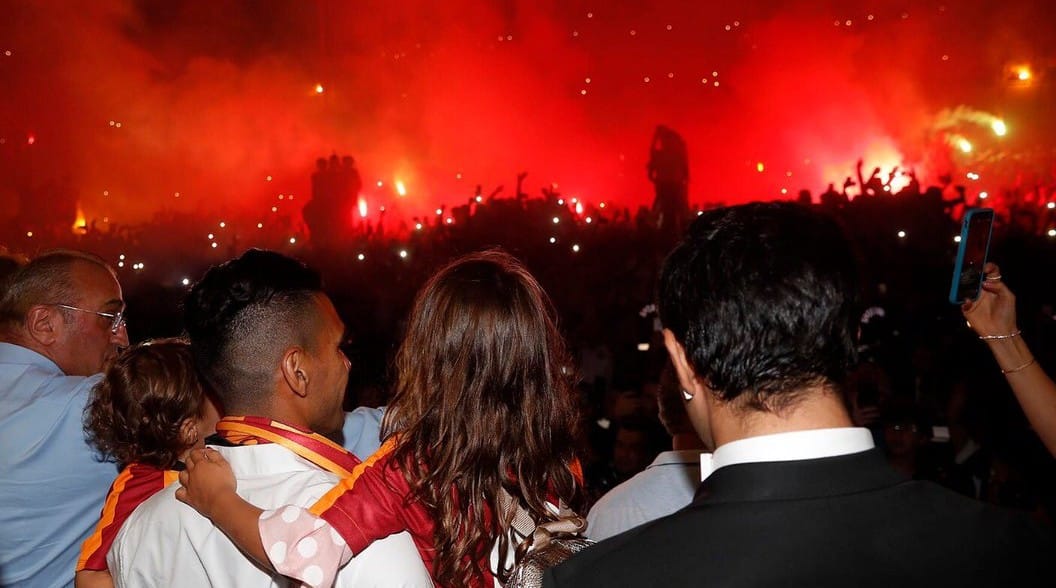 O incandescente desembarque de Falcao Garc&iacute;a ao Galatasaray j&aacute; marcou o in&iacute;cio de uma paix&atilde;o