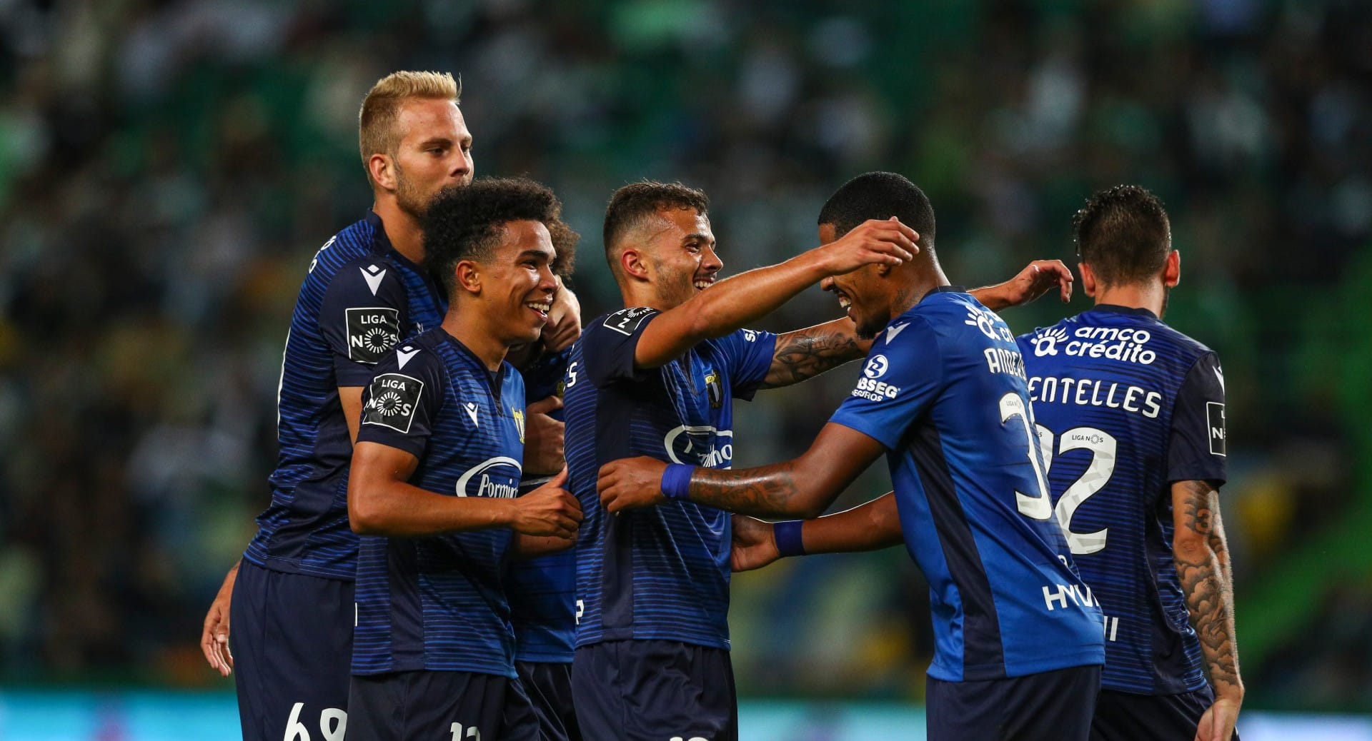 A sensação de Portugal segue imparável: Famalicão mantém a liderança ao vencer o Sporting, de virada, no Alvalade