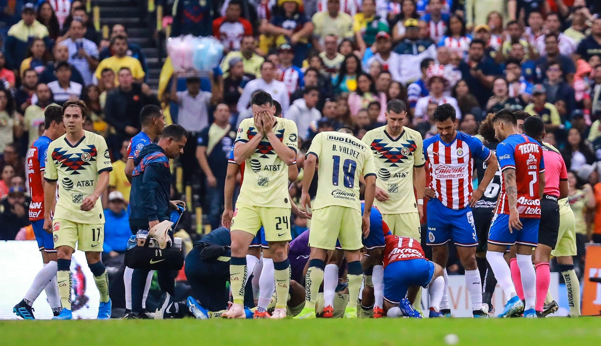 O Am&eacute;rica 4&times;1 Chivas acabou marcado por uma entrada criminosa que fez estrago na coxa de Gio dos Santos