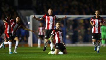A costa sul da Inglaterra reviveu seu principal clássico após sete anos e o Southampton goleou o Portsmouth