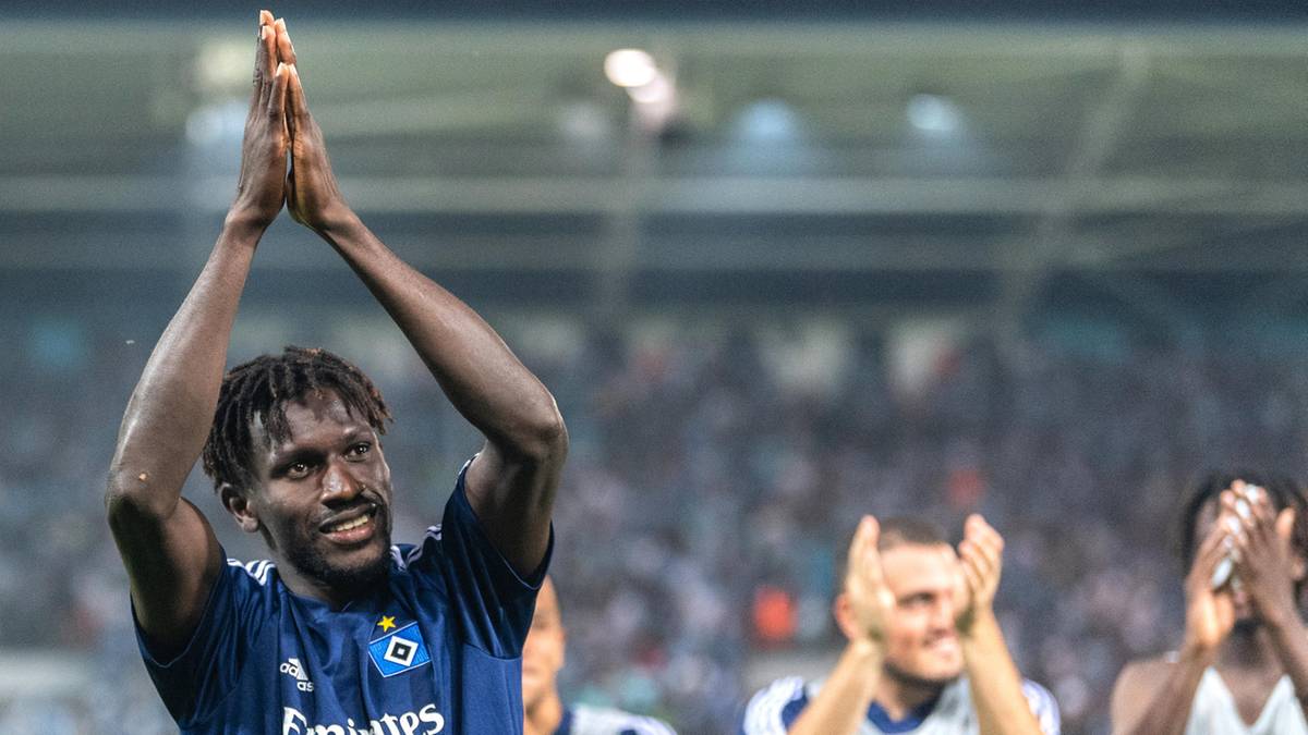 Ap&oacute;s ter identidade em xeque, refugiado que virou atacante do Hamburgo agradece o apoio