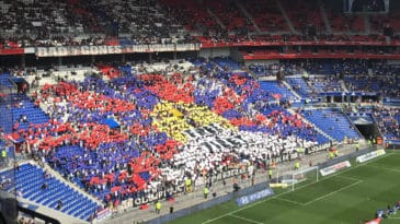 Ligue 1 muda horário de jogo do Lyon para favorecer transmissão na China, e torcida responde com mosaico e faixa: “Liberte o Tibete”