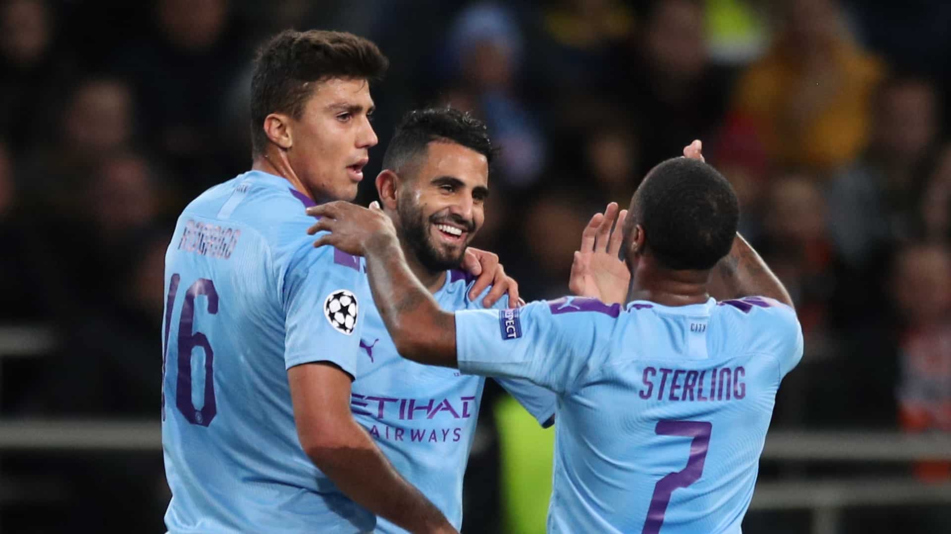 Mahrez guardou o seu, e o Manchester City n&atilde;o teve problemas para estrear com vit&oacute;ria