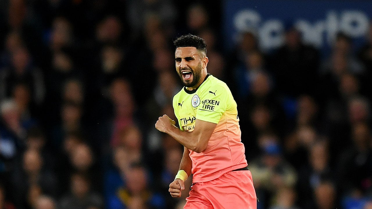 Inspirado por Mahrez e Ederson, City vence jogo duro contra o Everton e evita arrancada do Liverpool