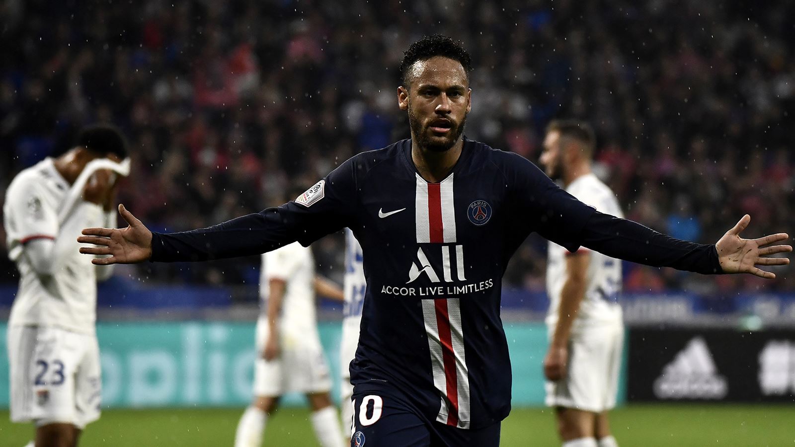 Cenas repetidas: Neymar decidiu de novo com um belo gol no fim, agora contra o Lyon