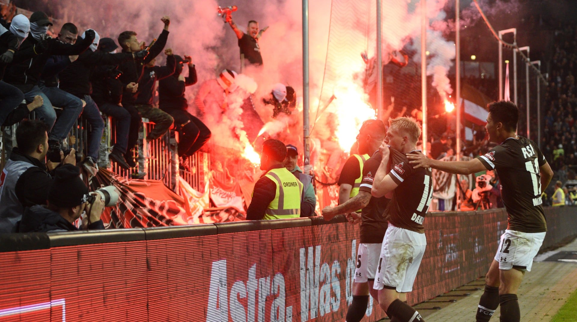 O Millerntor ardeu como nunca: pela primeira vez desde 1960, o St. Pauli venceu o d&eacute;rbi em casa