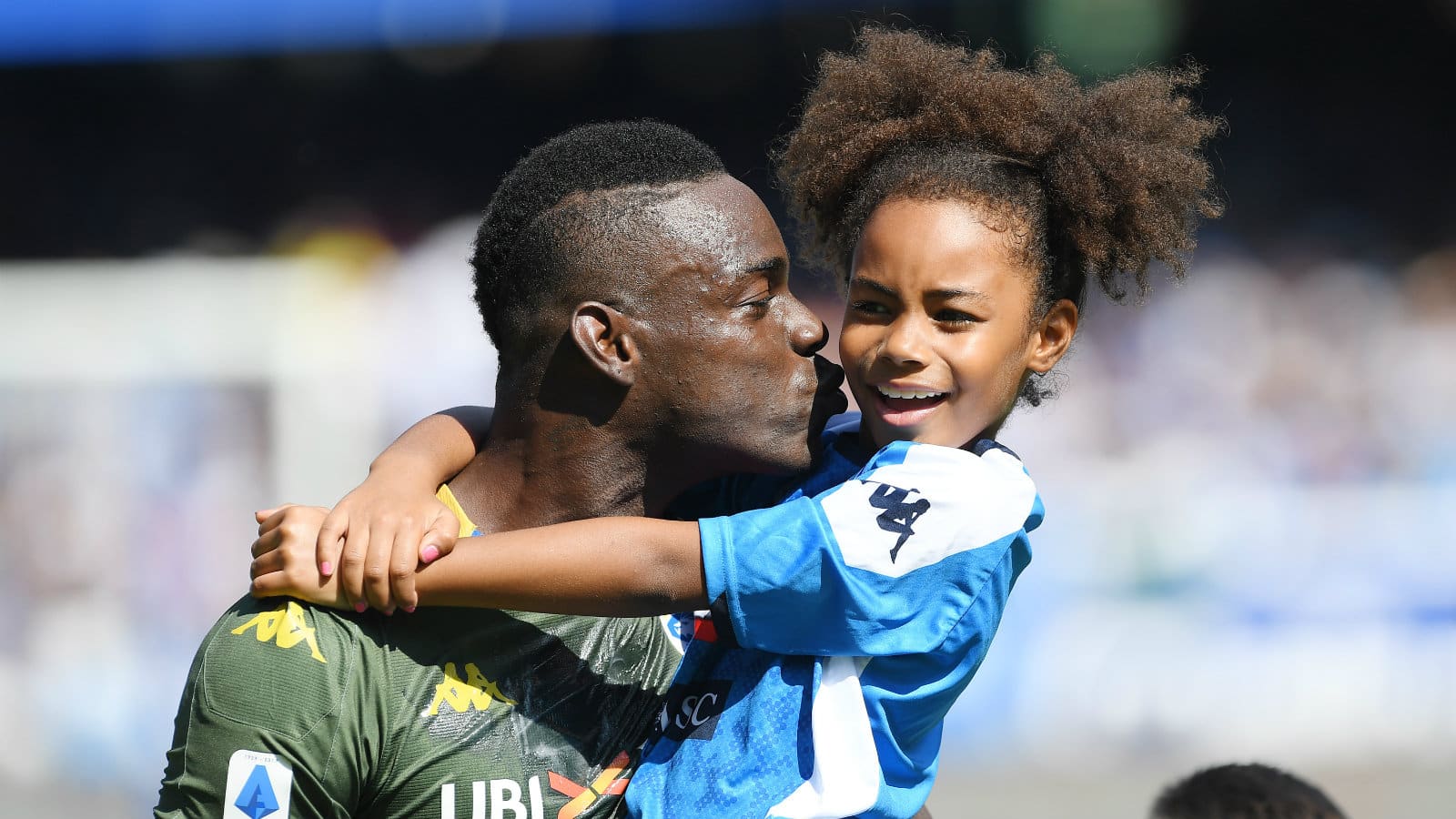 Napoli sofreu para vencer o Brescia em jogo marcado por gol de Balotelli e cena do atacante com a filha napolitana