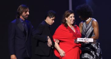 Os olhos marejam ao ver a mãe palmeirense Silvia e o filho Nickollas serem reconhecidos com o prêmio The Best