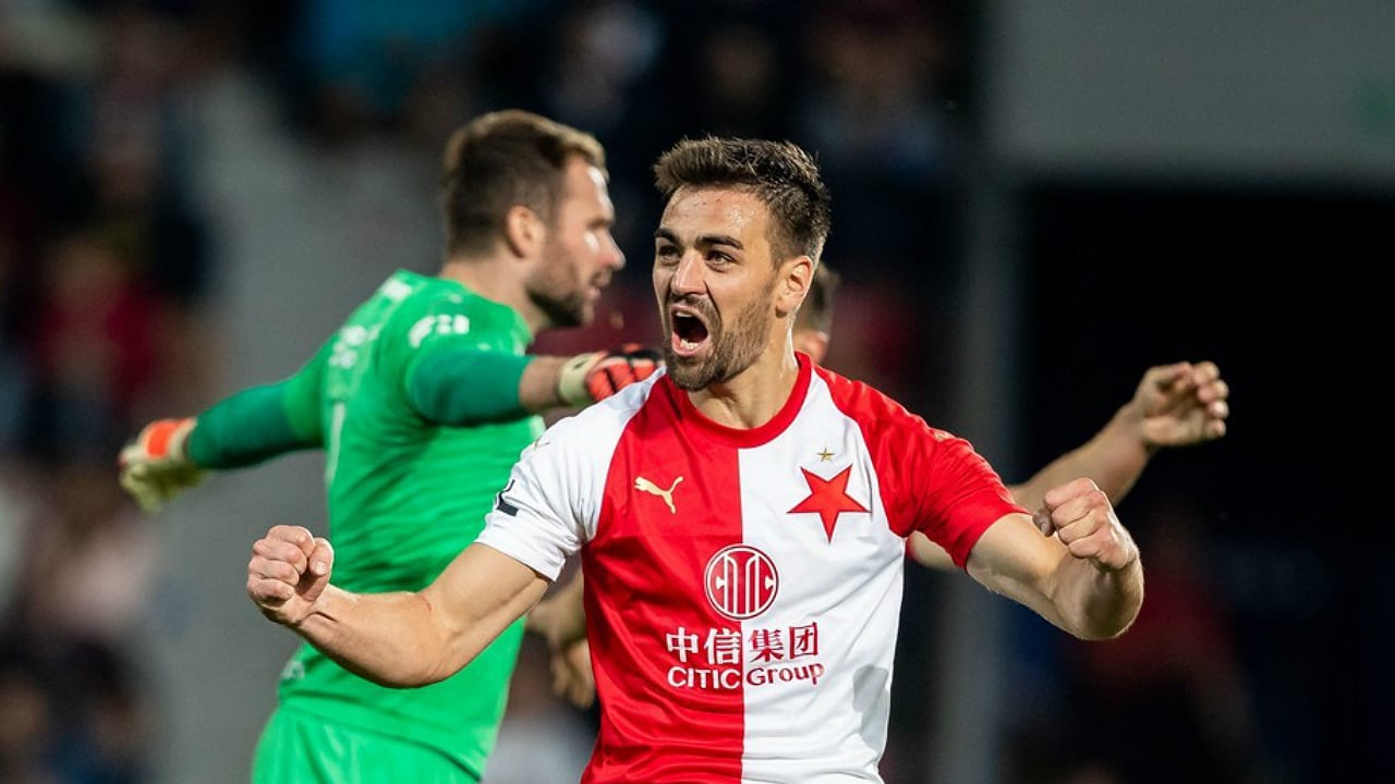 Este gol contra parece ter sa&iacute;do de uma esquete, mas foi no d&eacute;rbi de Praga mesmo
