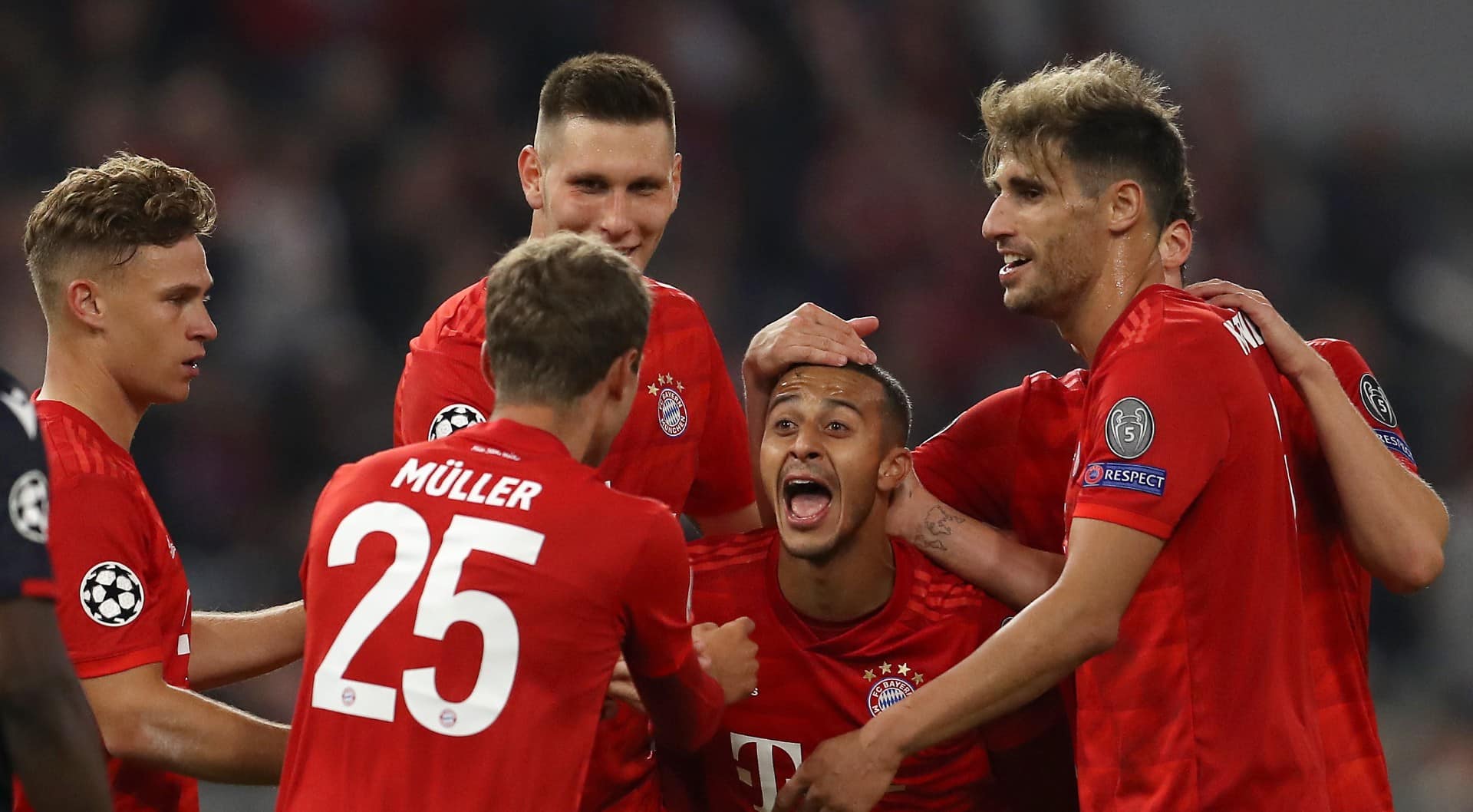 Sobrou entrosamento nesta cobran&ccedil;a de falta ensaiada entre Thiago e M&uuml;ller