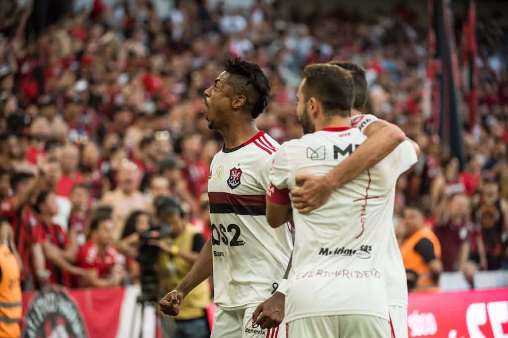 Diego Alves garante atr&aacute;s, Bruno Henrique na frente e Flamengo mant&eacute;m ritmo forte na ponta do Brasileir&atilde;o