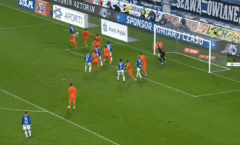 Um toque de calcanhar por cobertura em cobrança de escanteio: o Lech Poznan fez um gol bem raro