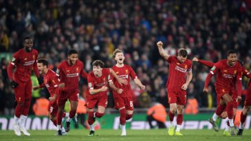 Reviravoltas, dez gols e pênaltis: Arsenal e Liverpool proporcionaram um grande espetáculo em Anfield