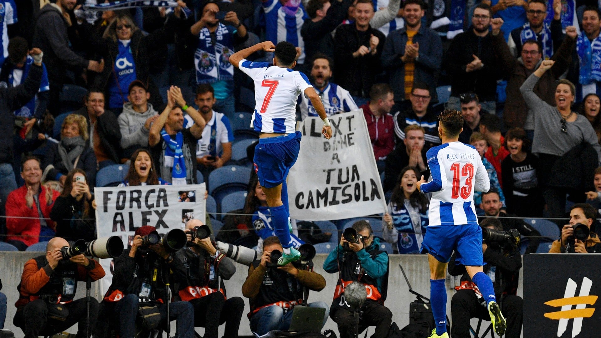 Luis D&iacute;az anotou este gola&ccedil;o de longe para o Porto no empate contra o Rangers