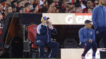 Maradona foi rei com direito a trono contra o Newell’s e viu seu Gimnasia golear por 4 a 0