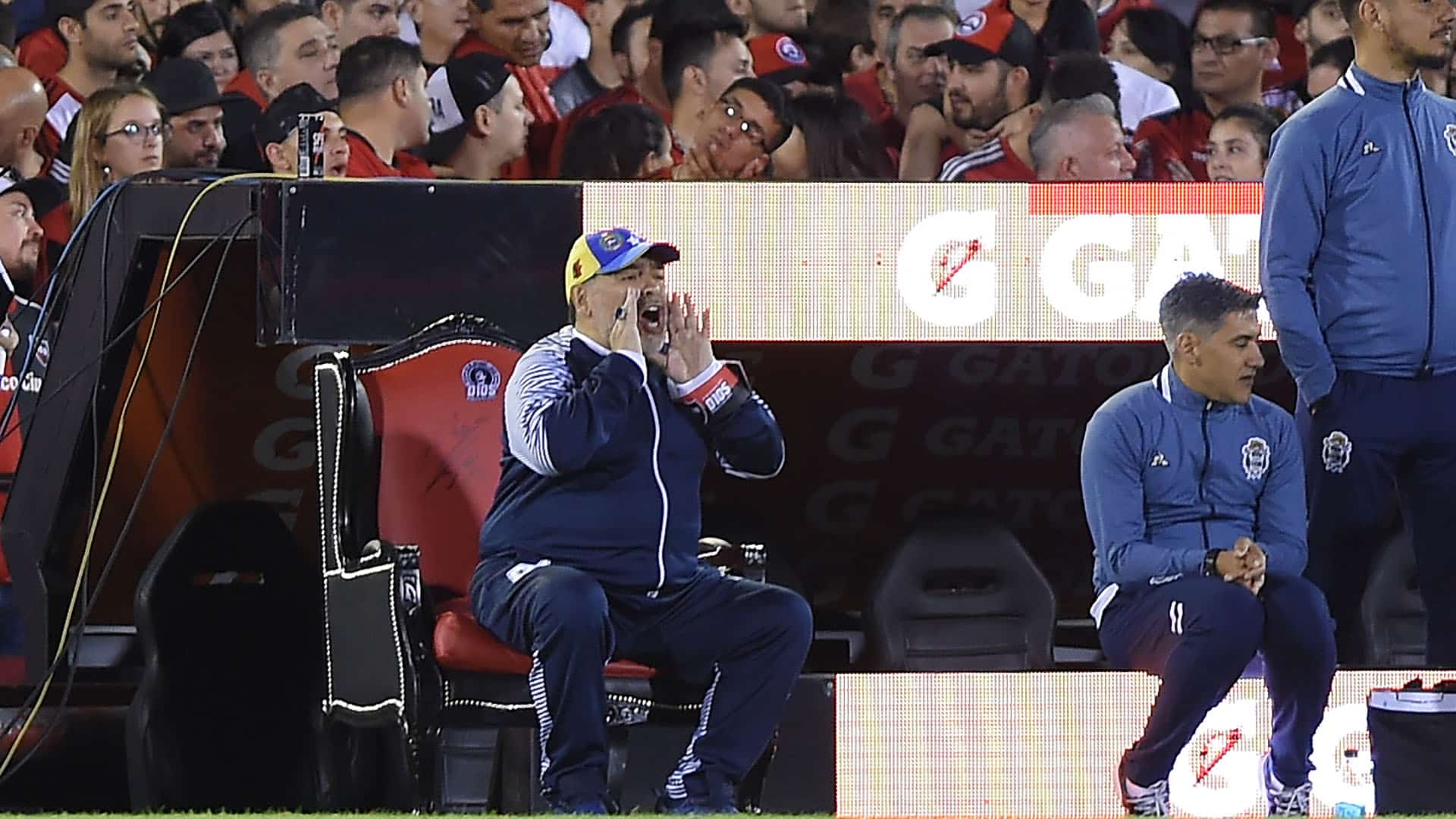 Maradona foi rei com direito a trono contra o Newell&rsquo;s e viu seu Gimnasia golear por 4 a 0