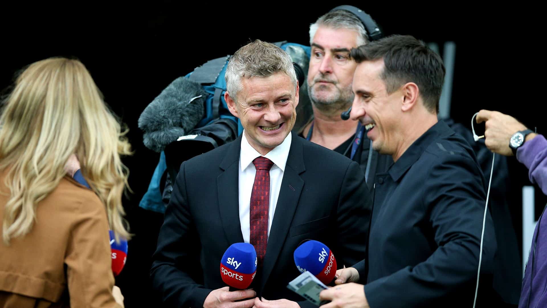 Gary Neville: &ldquo;Manchester United est&aacute; sofrendo a dor que merece por p&eacute;ssimas decis&otilde;es da diretoria&rdquo;