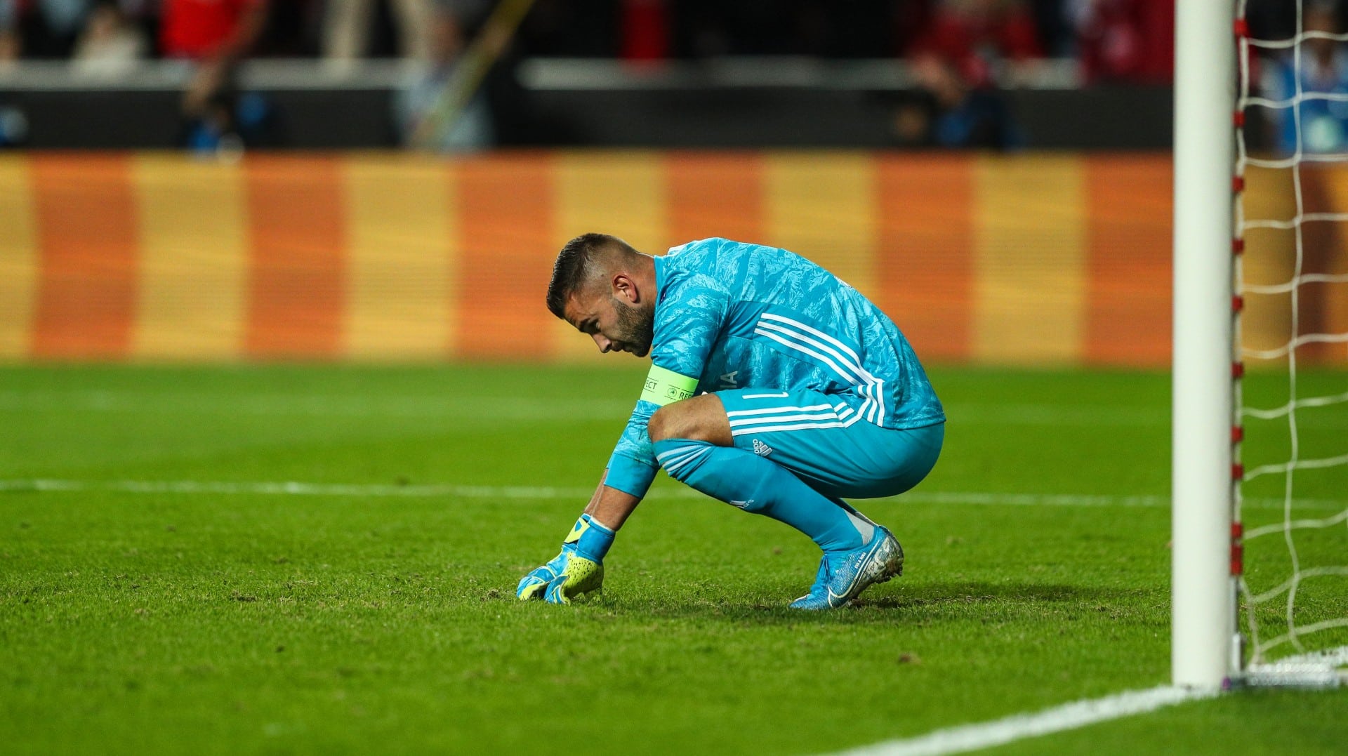 Um erro tremendo de Anthony Lopes entregou nos p&eacute;s de Pizzi o triunfo do Benfica