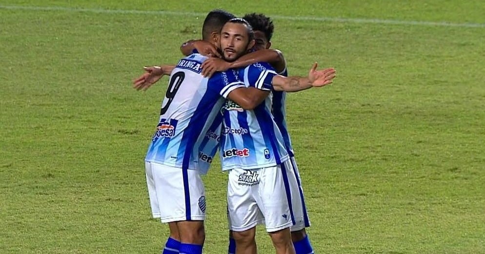 Numa rodada fren&eacute;tica na luta contra o Z-4, o trio nordestino sorri, enquanto a sirene soa ao Galo