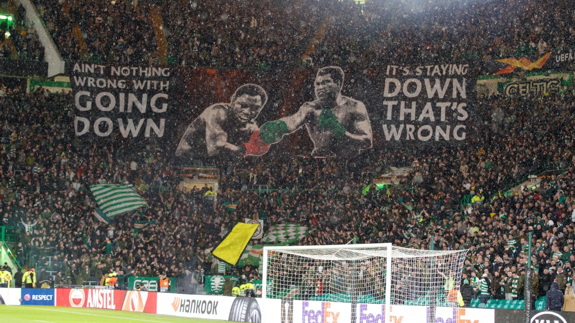 Torcida do Celtic evocou a reden&ccedil;&atilde;o de Muhammad Ali no seu reencontro com o Cluj