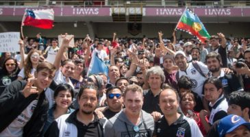 O Colo-Colo abriu seu estádio e mais de 1,5 mil pessoas participaram de um grande debate sobre os rumos do Chile