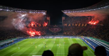 35 mil torcedores do Dynamo Dresden invadiram o Estádio Olímpico de Berlim e presenciaram um jogo insano contra o Hertha